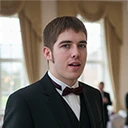 Hans A. Ürbach ist ein Journalist im Anzug