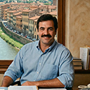 Harry Milfmann - ein sympathischer Mann mit schwarzem Schnauzer und blauem Hemd mit hochgekrämpelten Ärmeln